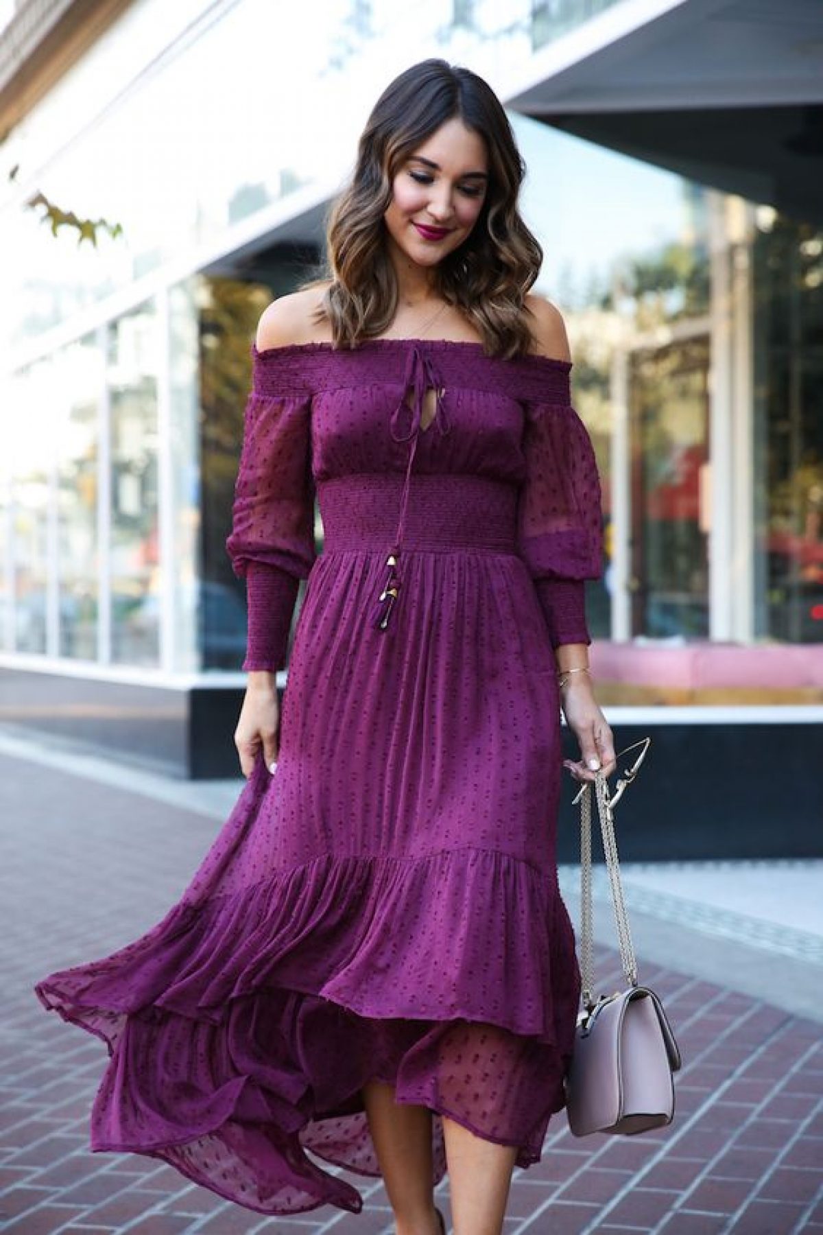 Девушка в пурпурном платье
